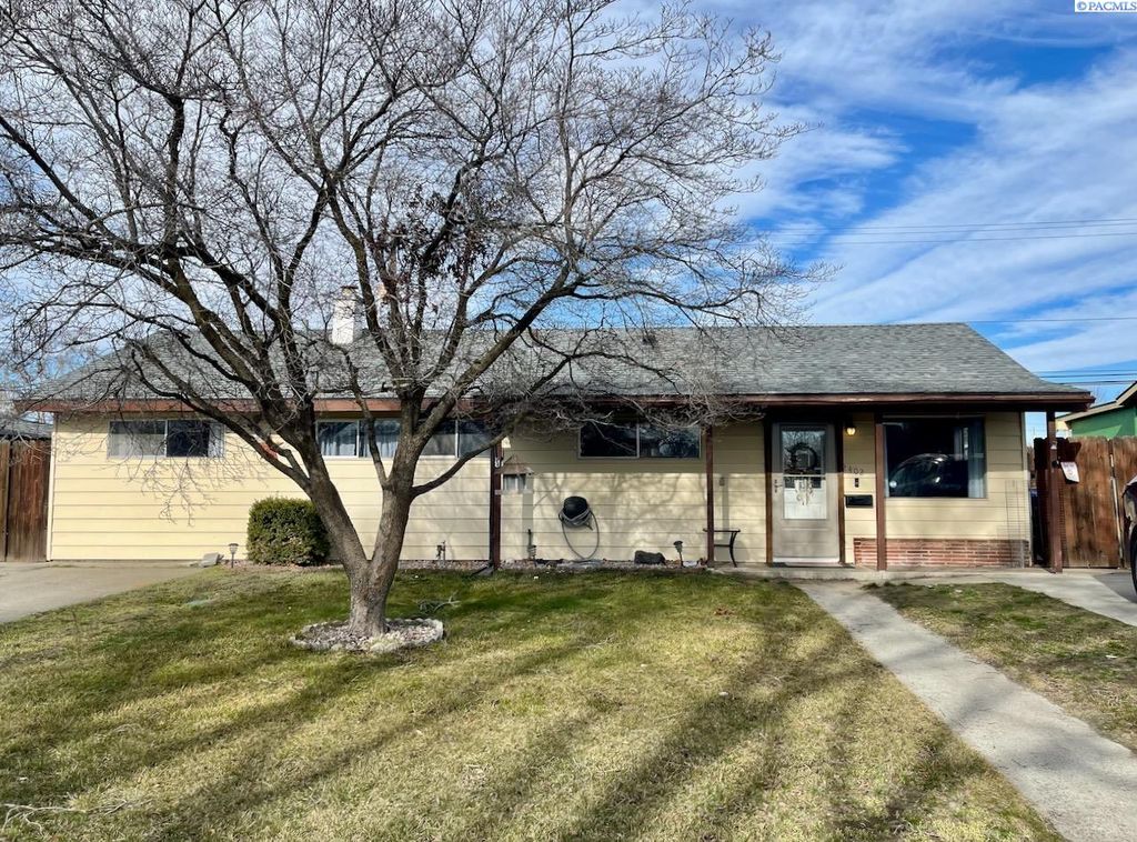 Photo of 2402 Dover Street, Richland, WA 99352 (MLS # 290820)