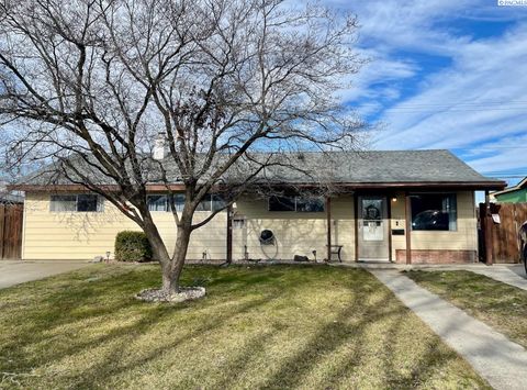 Photo of 2402 Dover Street, Richland, WA 99352 (MLS # 290820)