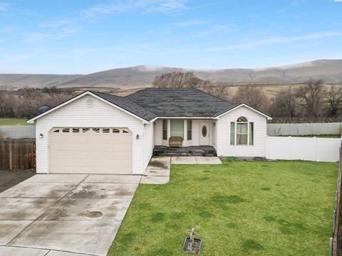 Photo of 501 Paver Ct, Benton City, WA 99320 (MLS # 290375)