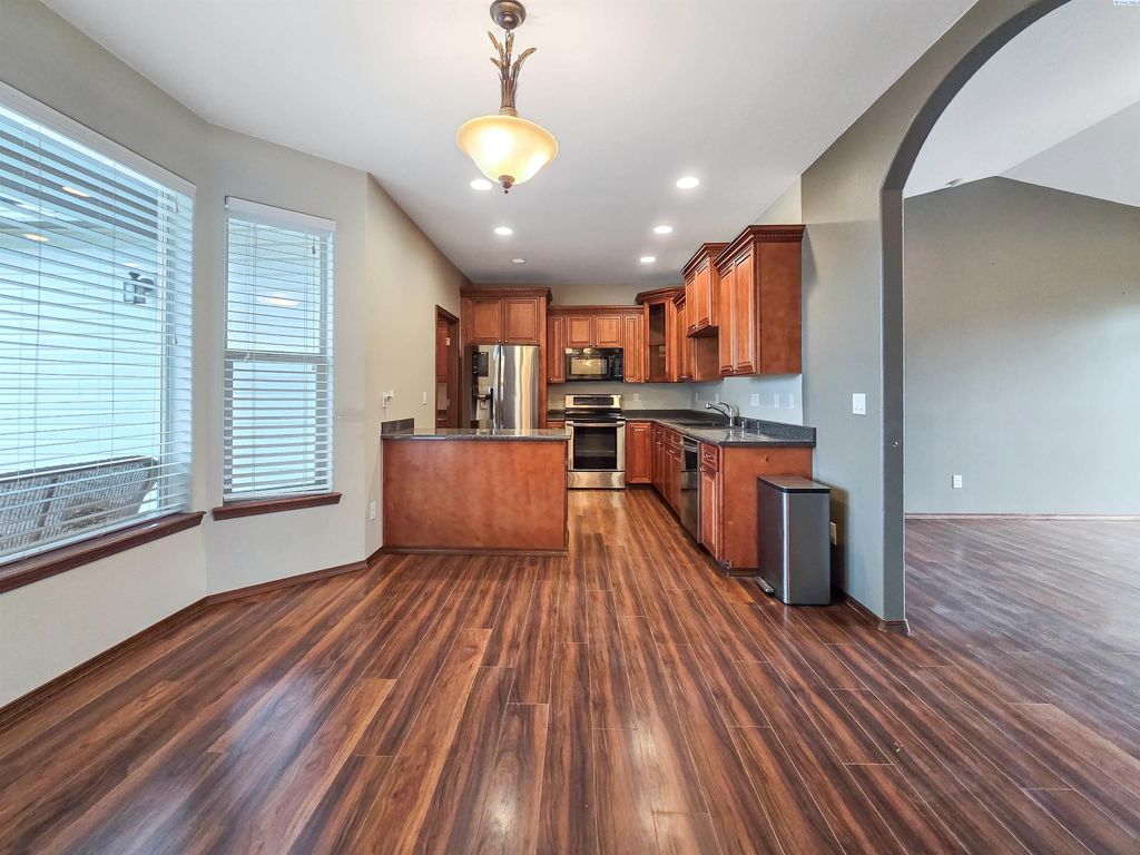 Photo of 501 Paver Ct, Benton City, WA 99320 (MLS # 290375)