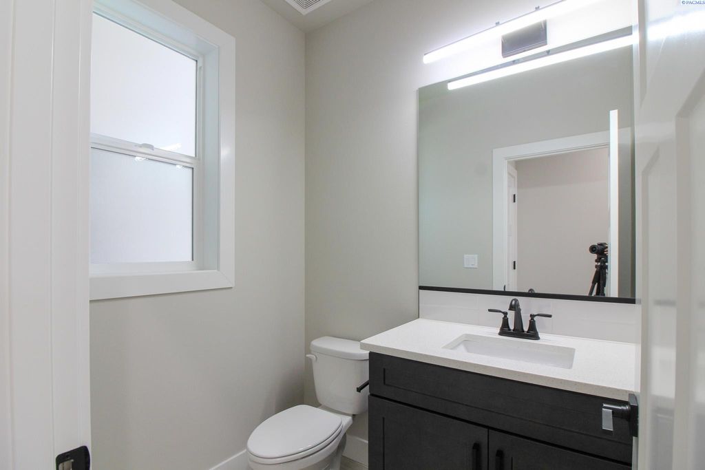 Photo of 735 Rio Vista Loop, Richland, WA 99352 (MLS # 287541)