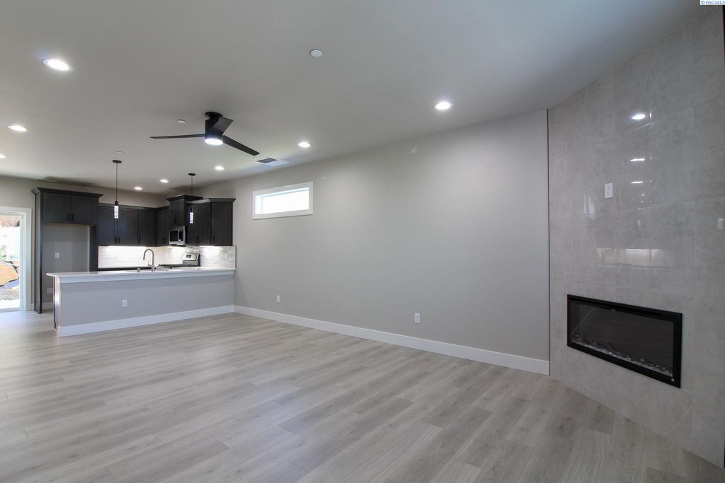 Photo of 735 Rio Vista Loop, Richland, WA 99352 (MLS # 287541)