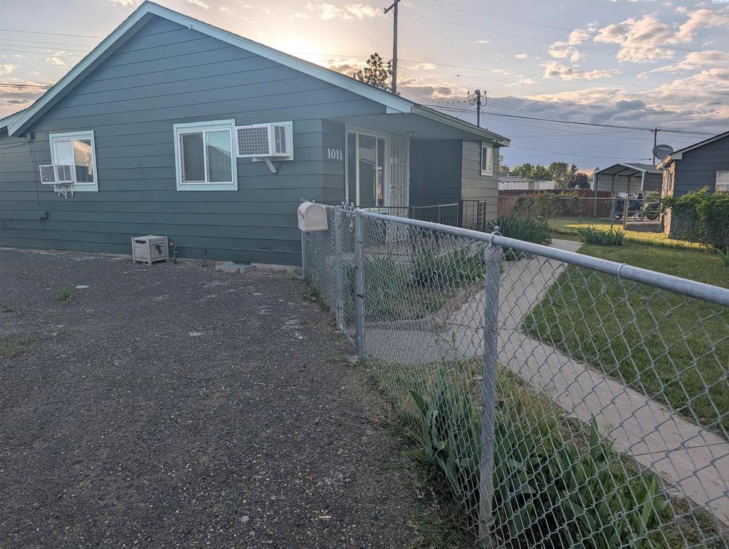 Photo of 1011 Winslow Ave, Richland, WA 99354 (MLS # 289823)