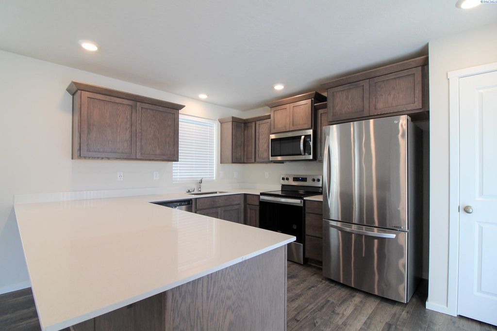 Photo of 10075 W 9th Place, Kennewick, WA 99336 (MLS # 292873)