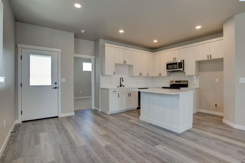 Photo of 3640 Nuthatch St. Lot 210, Richland, WA 99352 (MLS # 292721)
