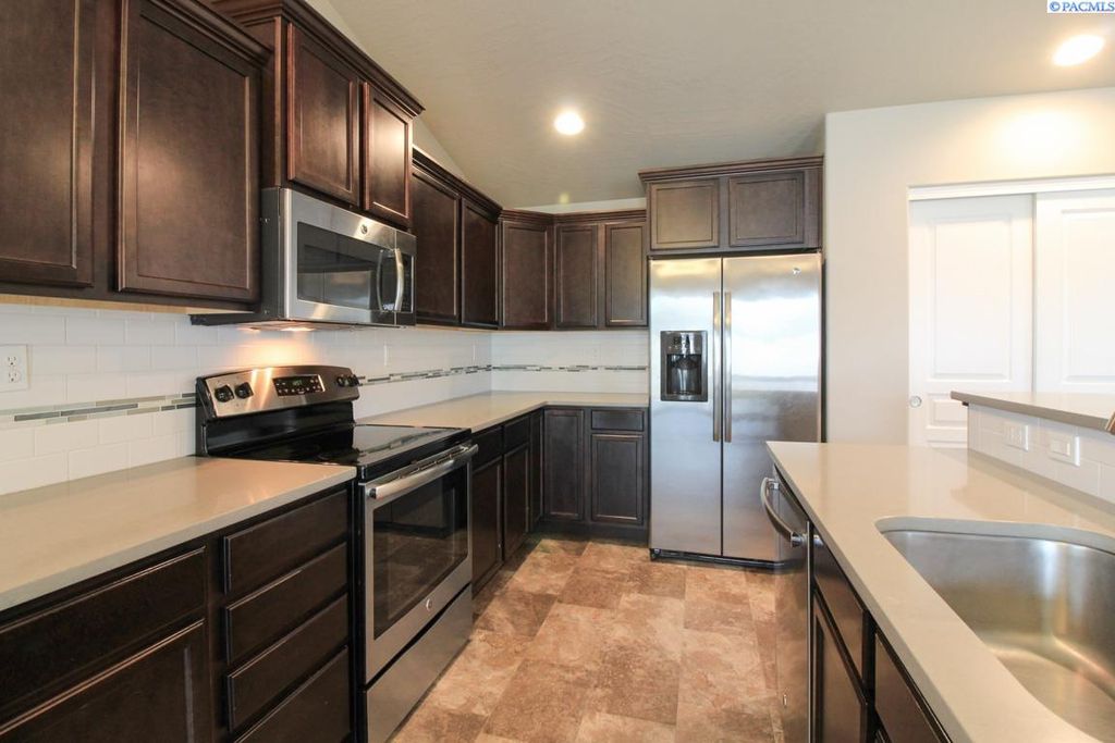 Photo of 6811 Three Rivers Drive, Pasco, WA 99301 (MLS # 289651)