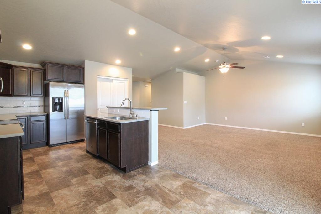 Photo of 6811 Three Rivers Drive, Pasco, WA 99301 (MLS # 289651)
