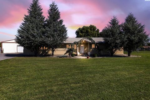Photo of 210506 E Cochran Rd, Kennewick, WA 99337 (MLS # 287595)