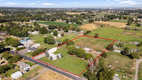 Photo of 210506 E Cochran Rd, Kennewick, WA 99337 (MLS # 287595)