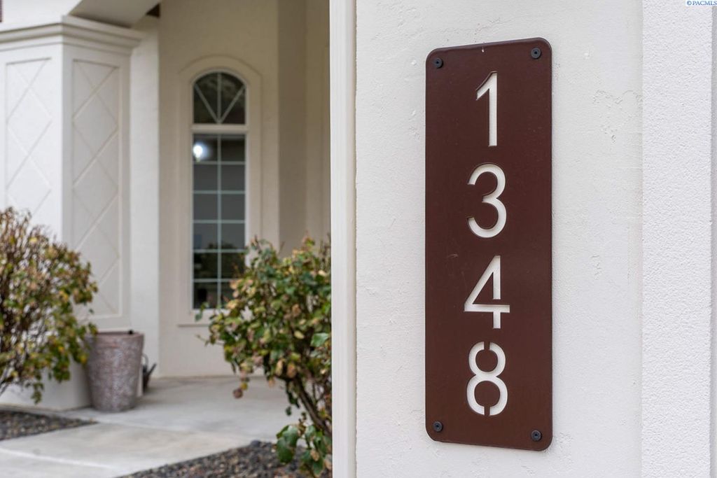 Photo of 1348 Country Ridge Drive, Richland, WA 99352 (MLS # 289977)