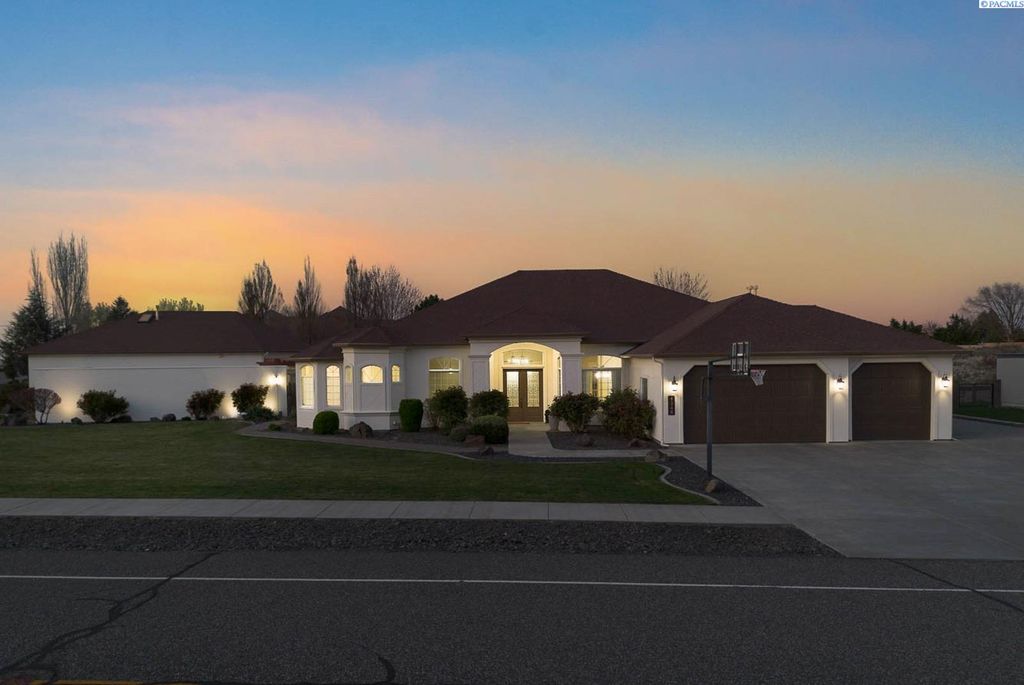 Photo of 1348 Country Ridge Drive, Richland, WA 99352 (MLS # 289977)