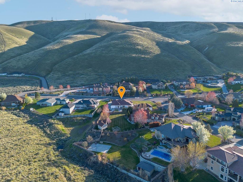 Photo of 1348 Country Ridge Drive, Richland, WA 99352 (MLS # 289977)