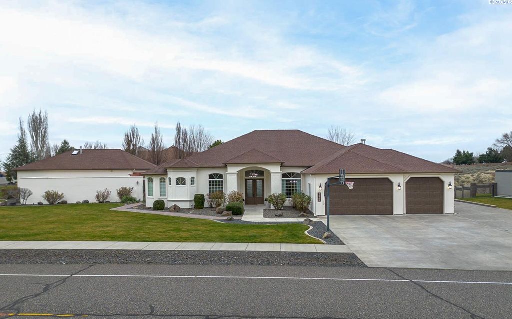 Photo of 1348 Country Ridge Drive, Richland, WA 99352 (MLS # 289977)