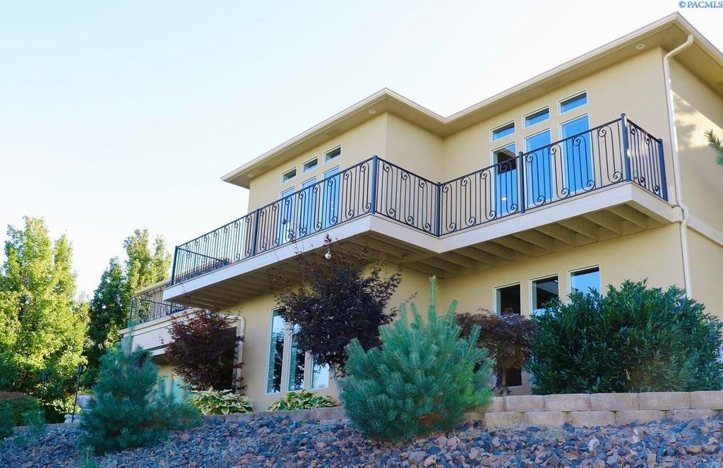 Photo of 4002 W 43rd Avenue, Kennewick, WA 99337 (MLS # 290635)