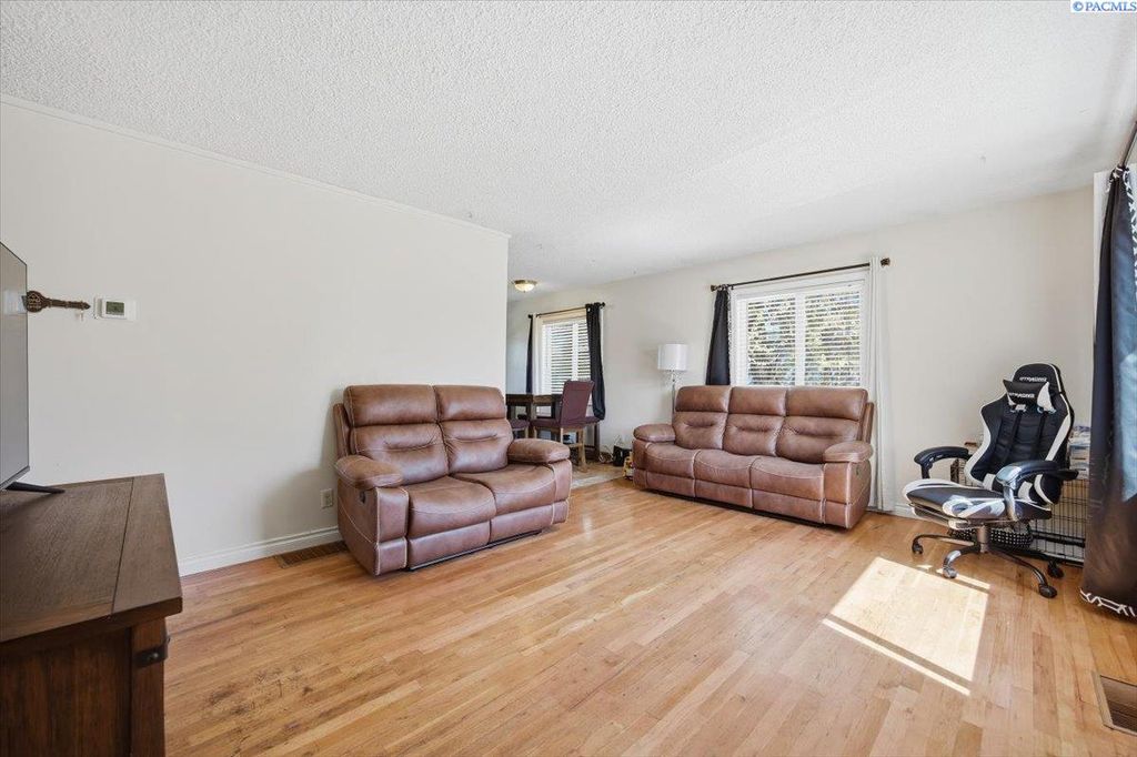 Photo of 602 W 16th Ave, Kennewick, WA 99336 (MLS # 292014)