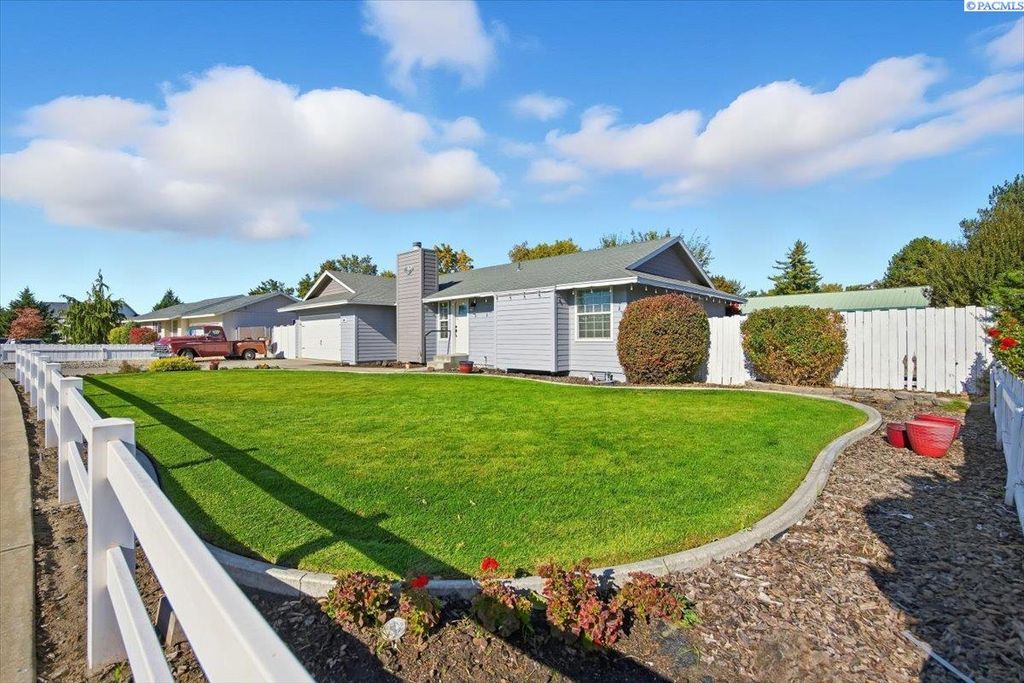 Photo of 4305 Riverhill Dr, Pasco, WA 99301 (MLS # 288782)