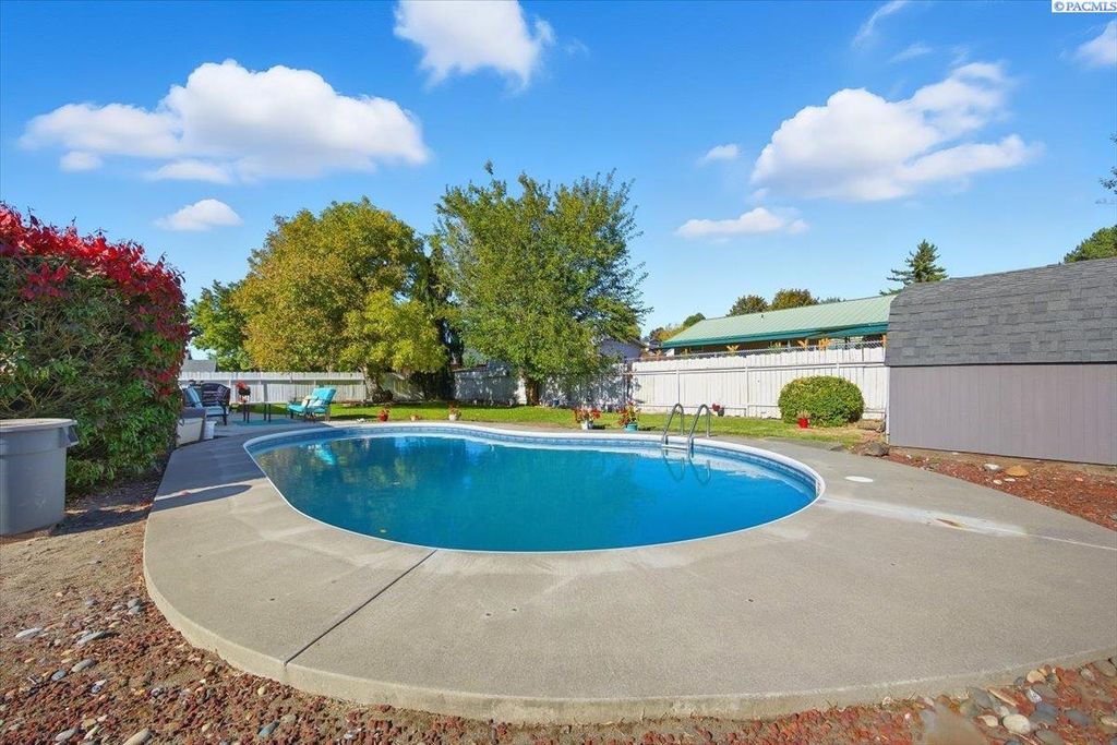 Photo of 4305 Riverhill Dr, Pasco, WA 99301 (MLS # 288782)