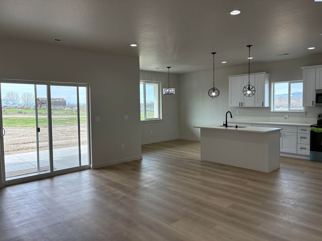 Photo of 405 Hogan Street, Sunnyside, WA 98944 (MLS # 291276)