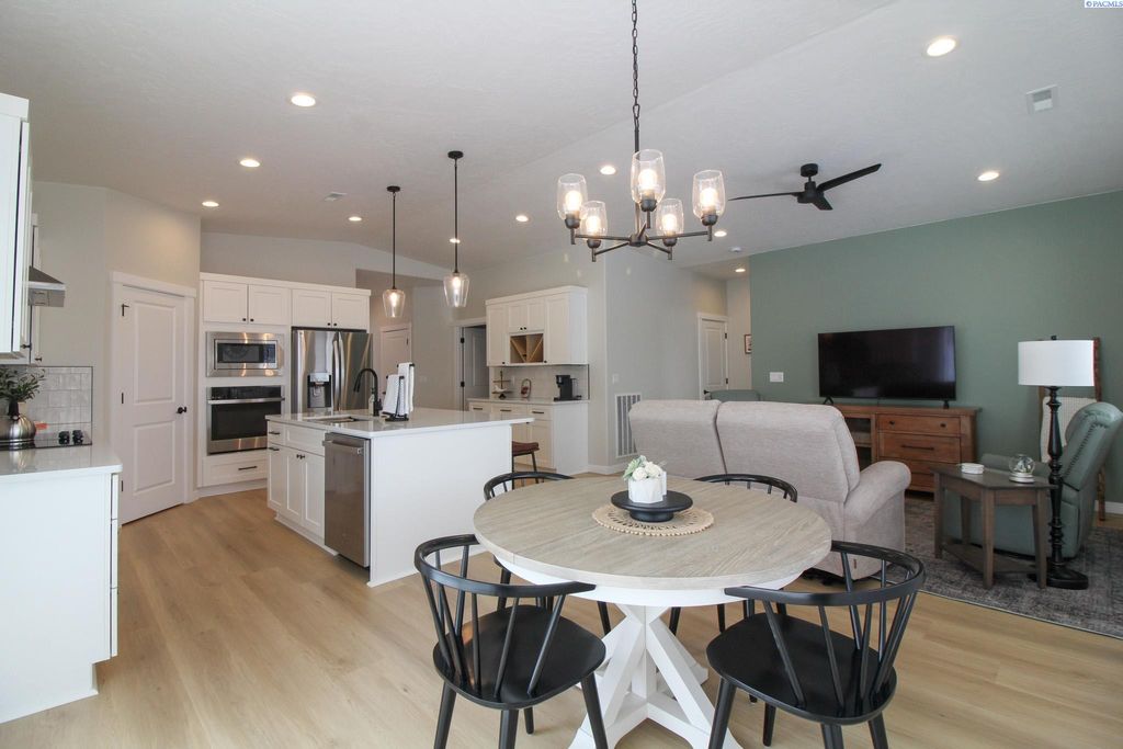 Photo of 1398 Kalani Court, West Richland, WA 99353 (MLS # 291536)