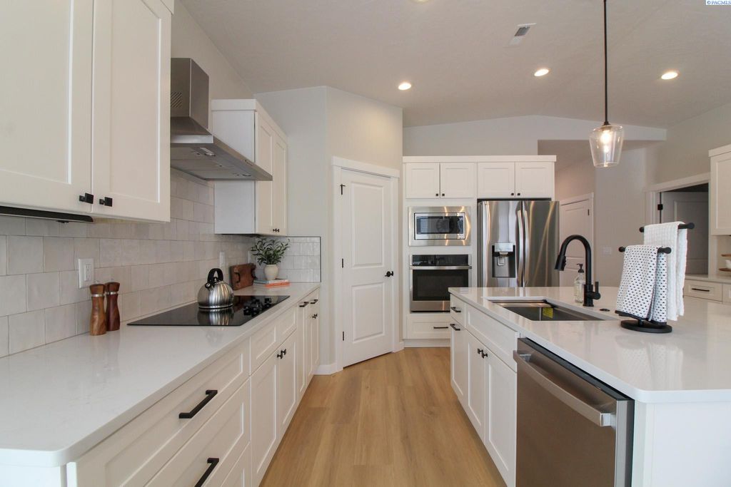 Photo of 1398 Kalani Court, West Richland, WA 99353 (MLS # 291536)