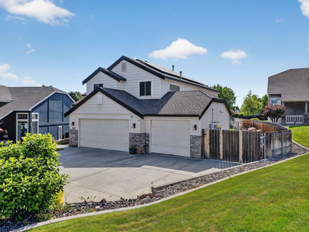 Photo of 2509 W 35th Ave, Kennewick, WA 99337 (MLS # 292963)