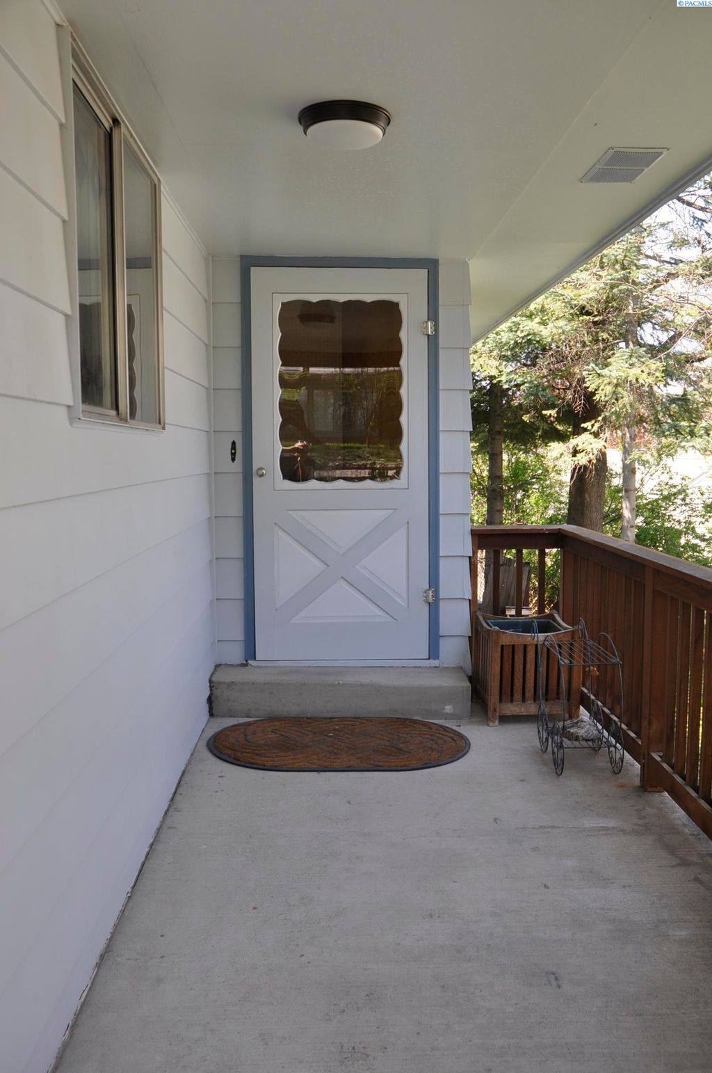 Photo of 1025 NE Creston Ln, Pullman, WA 99163 (MLS # 290297)