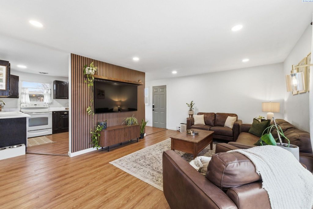 Photo of 2707 W 6th Pl, Kennewick, WA 99336 (MLS # 291208)