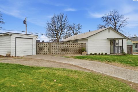 Photo of 2707 W 6th Pl, Kennewick, WA 99336 (MLS # 291208)