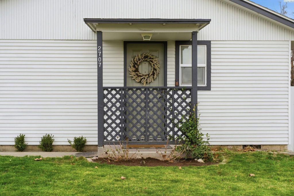 Photo of 2707 W 6th Pl, Kennewick, WA 99336 (MLS # 291208)