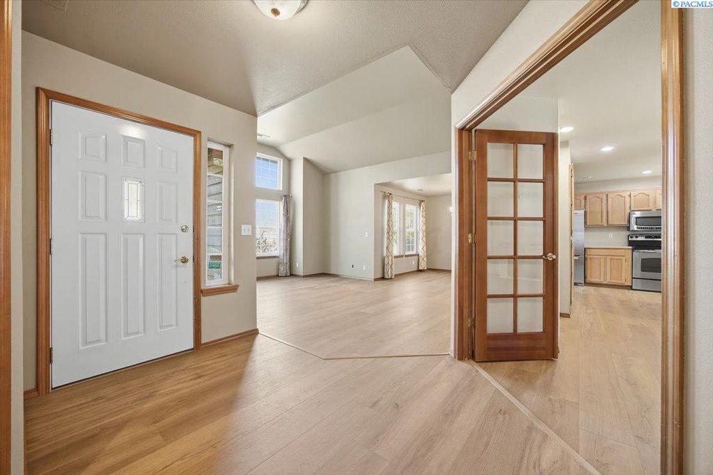 Photo of 135 Mountain View Lane, Richland, WA 99352 (MLS # 291035)