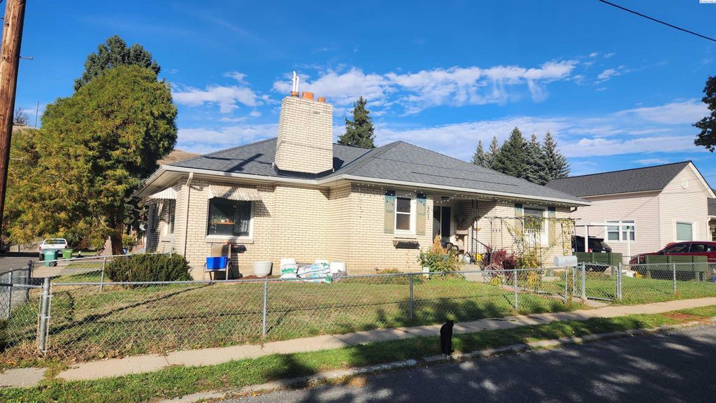 Photo of 303 E Cooper Street, Colfax, WA 99111 (MLS # 288460)