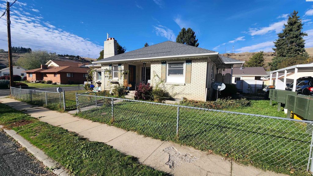 Photo of 303 E Cooper Street, Colfax, WA 99111 (MLS # 288460)