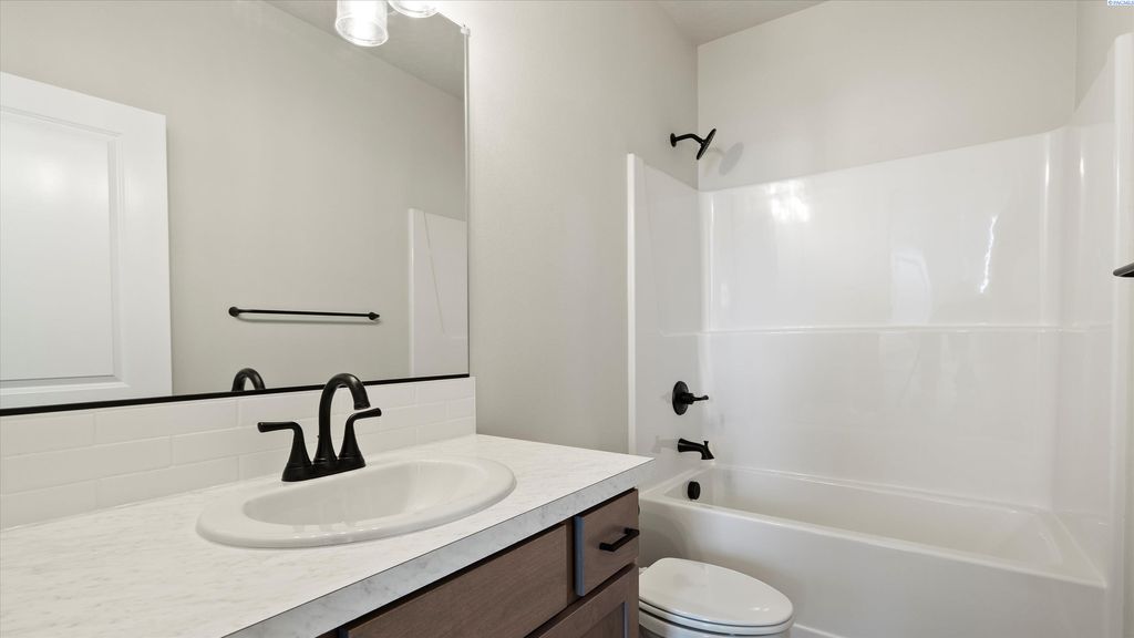 Photo of 8809 Dusty Maiden Dr, Pasco, WA 99301 (MLS # 292738)