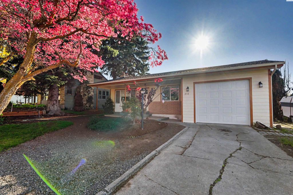 Photo of 312 27th Ave, Yakima, WA 98902 (MLS # 292432)