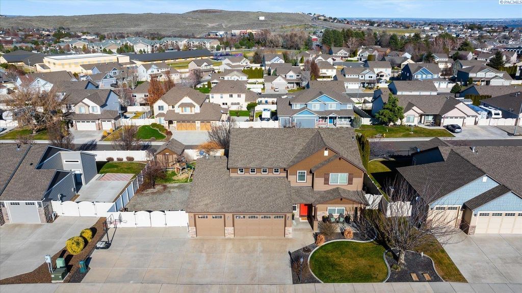 Photo of 654 Nastacia Street, Richland, WA 99352 (MLS # 290797)