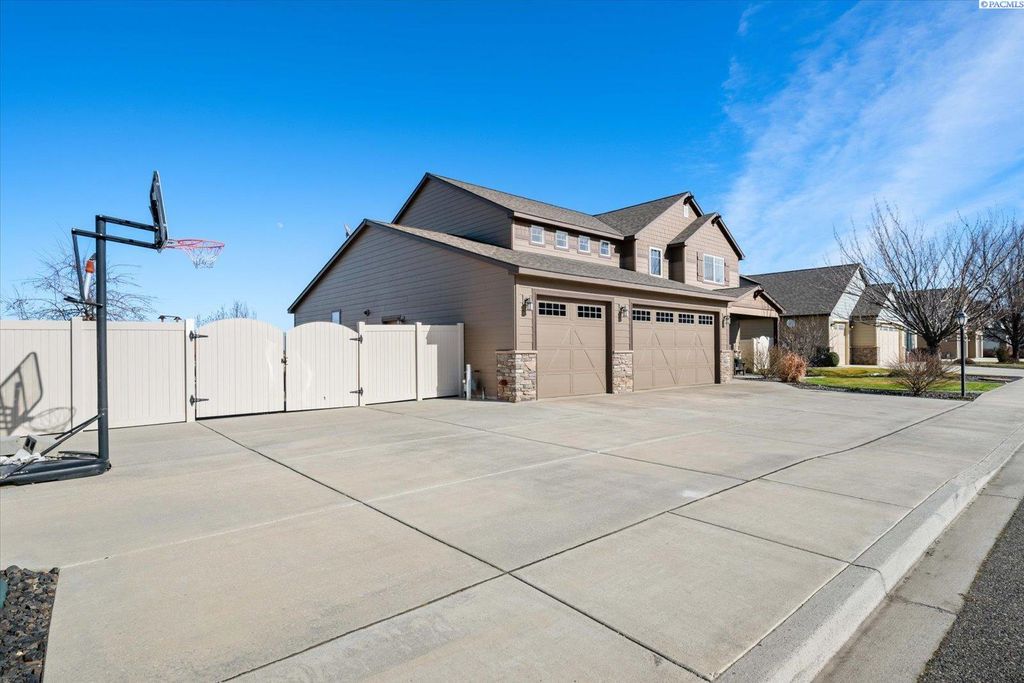 Photo of 654 Nastacia Street, Richland, WA 99352 (MLS # 290797)