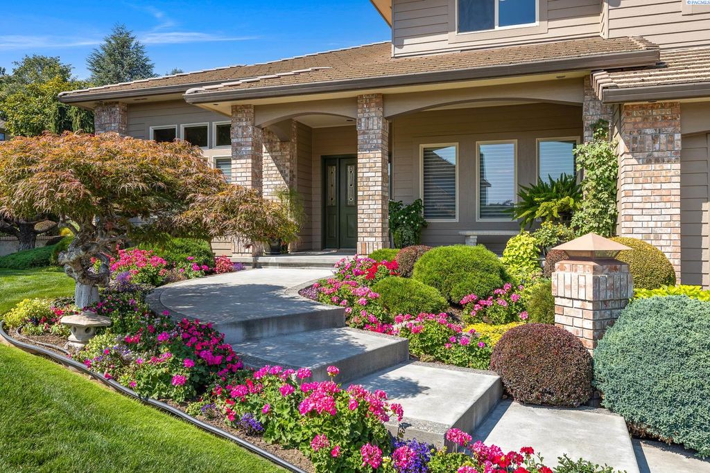 Photo of 4008 S Morain Loop, Kennewick, WA 99337 (MLS # 292106)