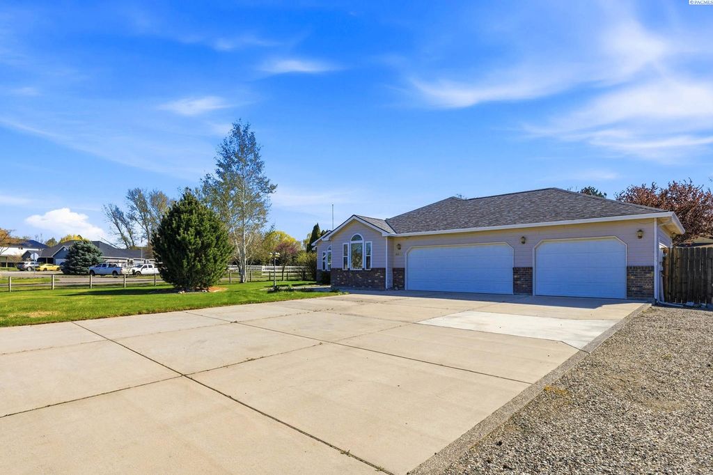 Photo of 4400 Mt Daniel Ct, West Richland, WA 99353 (MLS # 291660)