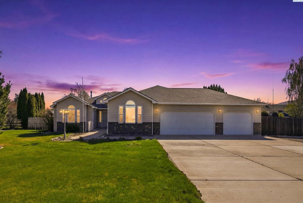 Photo of 4400 Mt Daniel Ct, West Richland, WA 99353 (MLS # 291660)