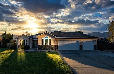 Photo of 4400 Mt Daniel Ct, West Richland, WA 99353 (MLS # 291660)
