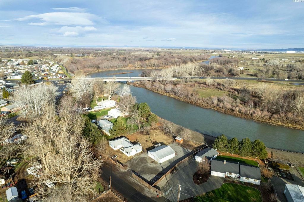 Photo of 524 N Riverside Dr, West Richland, AK 99535 (MLS # 289674)