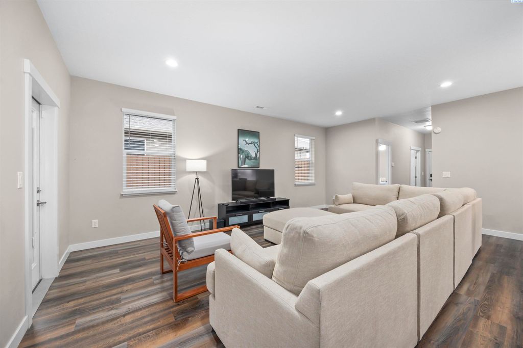 Photo of 1125 S Cedar St, Kennewick, WA 99337 (MLS # 289999)