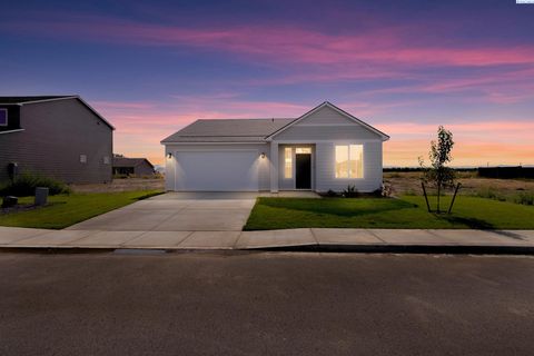 Photo of 402 Amberly Ave, Grandview, WA 98930 (MLS # 287637)