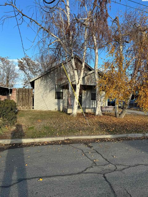 Photo of 714 Washington Ave, Toppenish, WA 98948 (MLS # 288786)