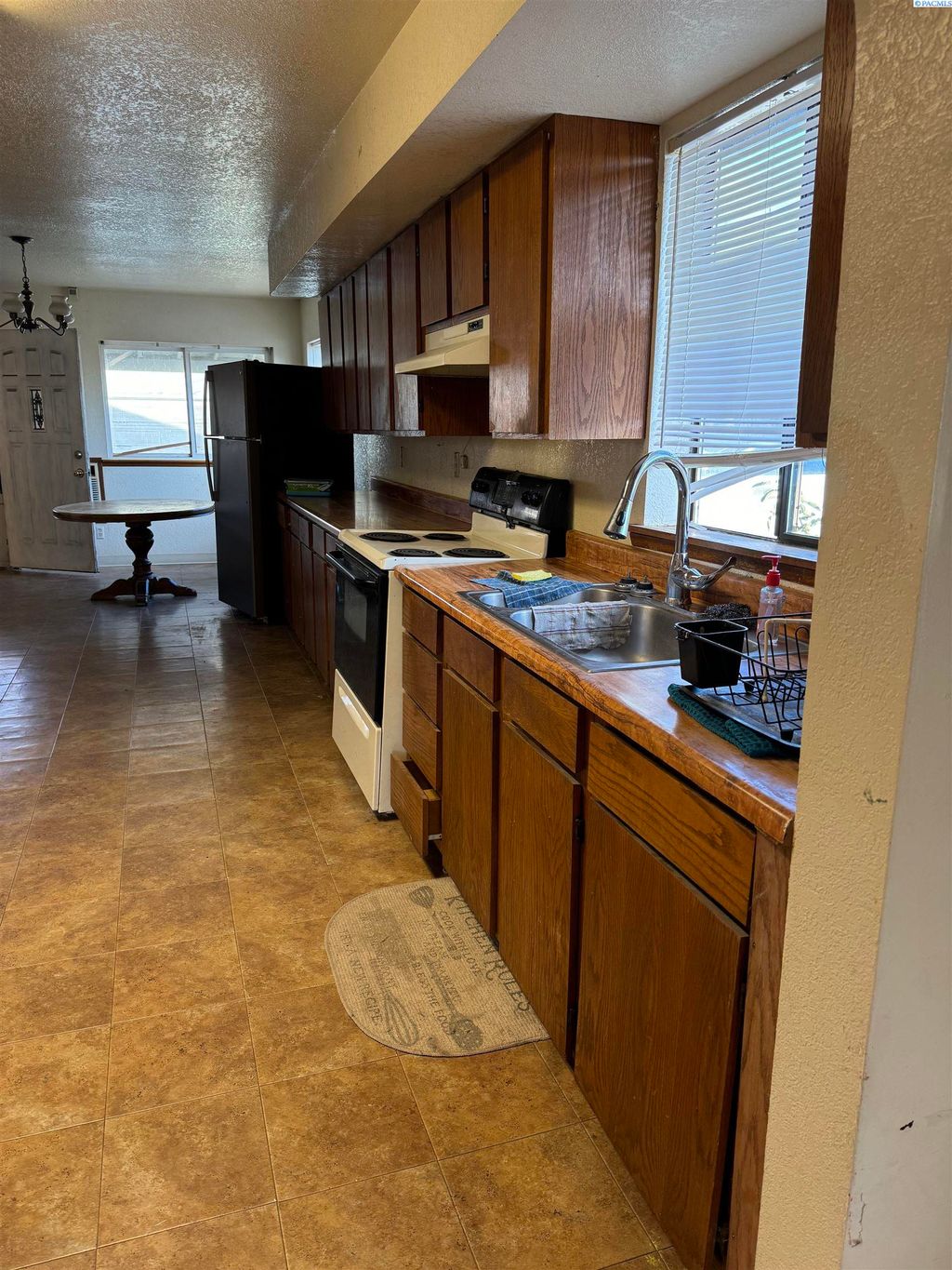 Photo of 714 Washington Ave, Toppenish, WA 98948 (MLS # 288786)