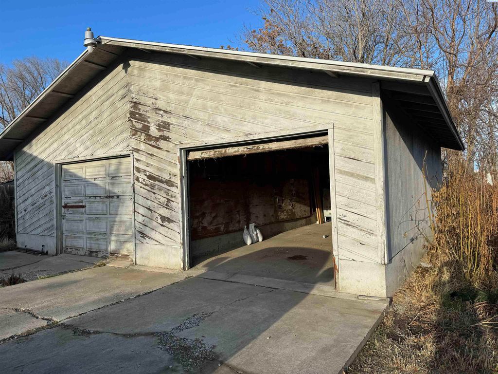 Photo of 714 Washington Ave, Toppenish, WA 98948 (MLS # 288786)