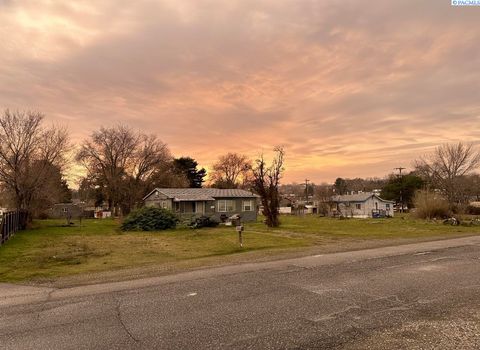 Photo of 4173 Fallon Dr, West Richland, WA 99353 (MLS # 290153)