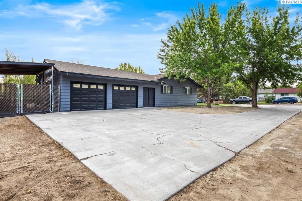Photo of 1202 Karen Ave, Benton City, WA 99320 (MLS # 291871)