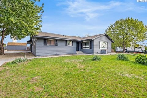 Photo of 1202 Karen Ave, Benton City, WA 99320 (MLS # 291871)