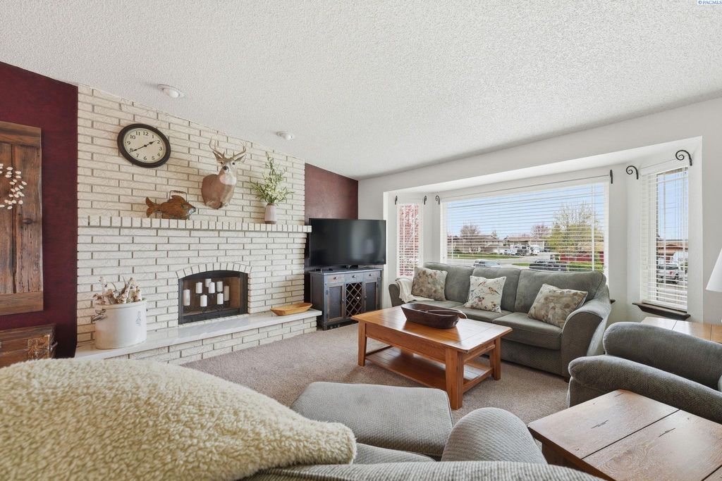 Photo of 2405 Towhee Ln, West Richland, WA 99353 (MLS # 291756)